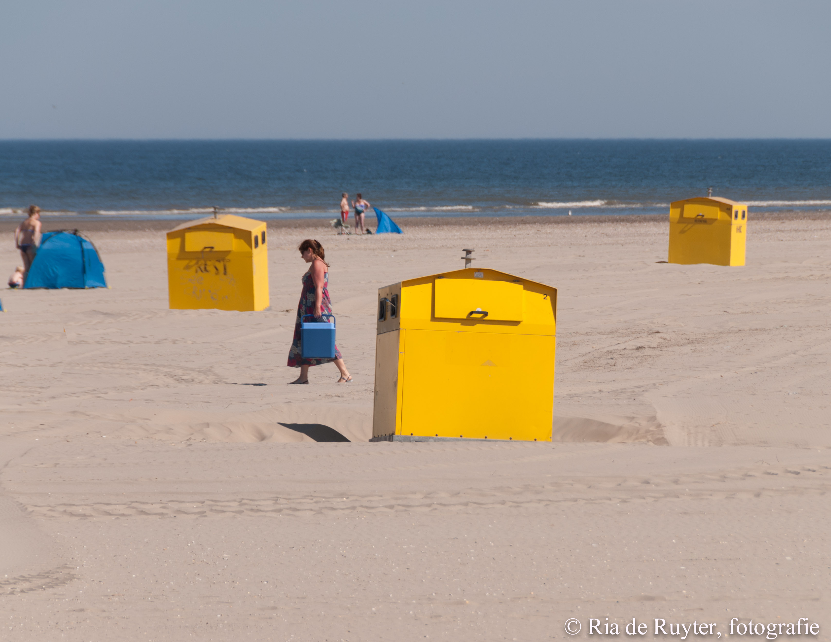 pier ijmuiden vrouw met koelbox-0017.jpg